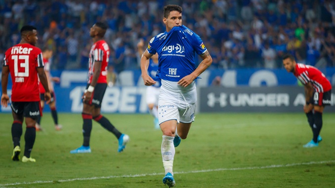 Cruzeiro volta a vencer depois de oito rodadas e Galo sofre empate no final