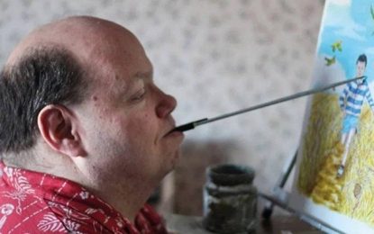 Inglês supera dificuldades em função de doença e ilustra livros usando a boca