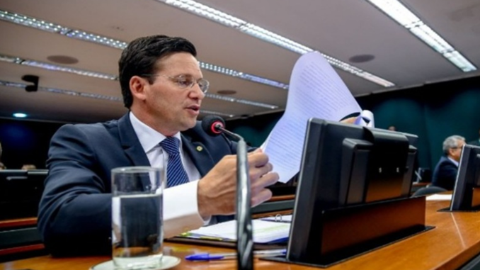 Relator na CCJ apresenta parecer favorável à PEC da regra de ouro