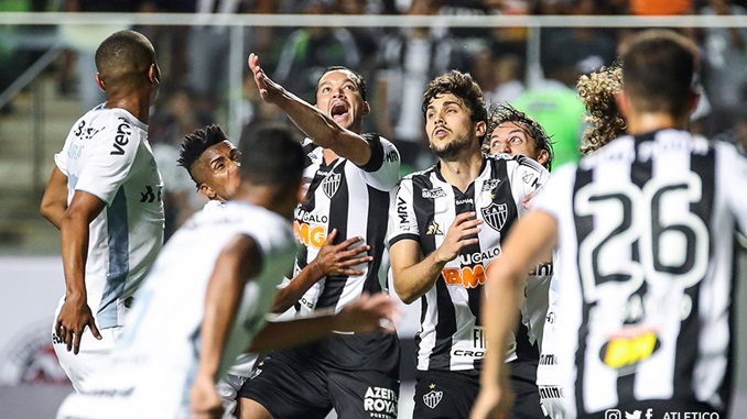 Cruzeiro se complica ainda mais no Brasileiro e Atlético é goleado em casa