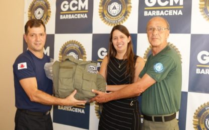 Prefeitura entrega novos uniformes aos Auxiliares Operacionais da GCM