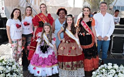 Festa das Rosas e Flores movimenta o fim de semana na cidade, um dos pontos altos foi a coroação da Rainha, Broto e Brotinho
