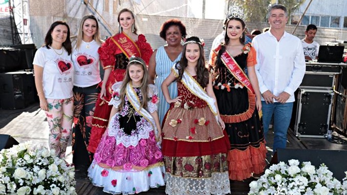 Festa das Rosas e Flores movimenta o fim de semana na cidade, um dos pontos altos foi a coroação da Rainha, Broto e Brotinho