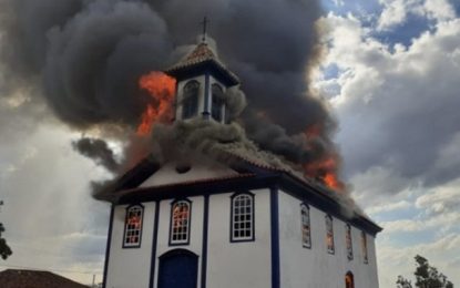 Incêndio destrói capela centenária no município de Diamantina