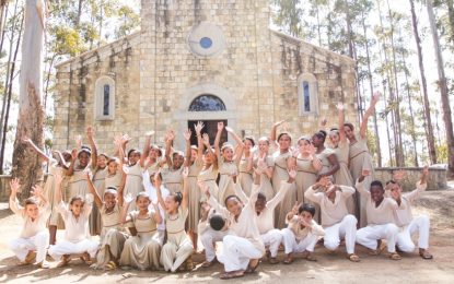 Integrantes da Orquestra e Coral da Sociedade São Miguel Arcanjo de Barbacena se apresenta em Brasília