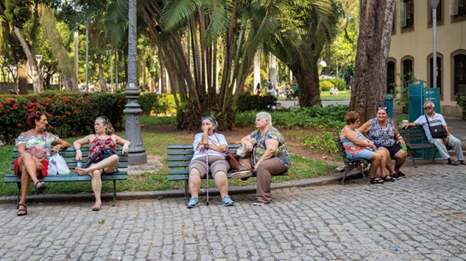 Expectativa de vida dos brasileiros sobre para 76,3 anos em 2018