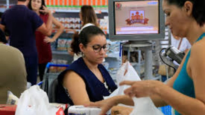 Intenção de gastos das famílias brasileiras cresce em novembro e atinge quarta alta seguida, aponta CNC