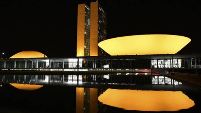 MOMENTO LEGISLATIVO: Senado aprova PEC paralela da Previdência em 1º turno; Congresso cria frente parlamentar de comércio exterior