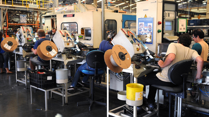 Deputados defendem “regras mais claras” na legislação de brasileiros que trabalham no exterior