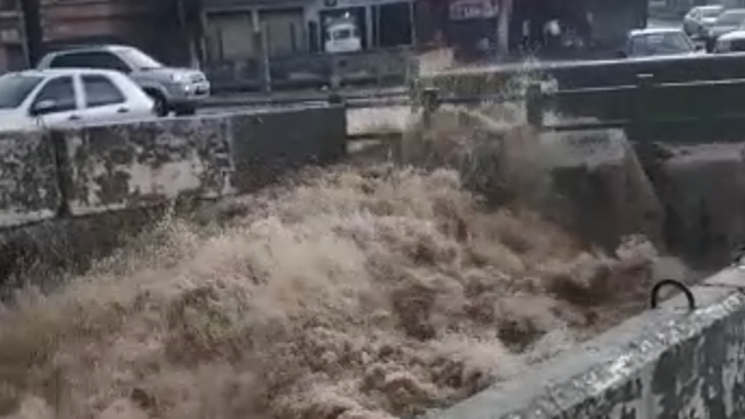 Forte chuva causa alagamentos em Barbacena
