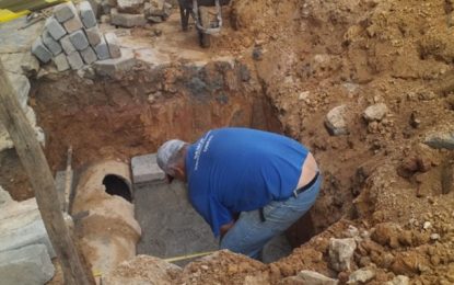 Semop faz obra para construir bueiros na avenida Bias Fortes, em Barbacena