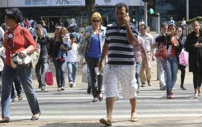 Taxa de desemprego no Brasil cai para 11,8%, revela IBGE