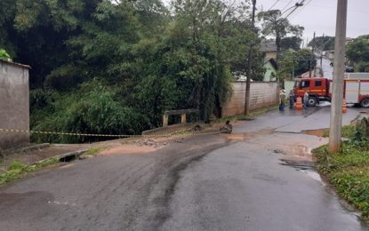 Ponte cedeu parcialmente na Rua Tancredo Esteves no bairro Boa Morte, em Barbacena