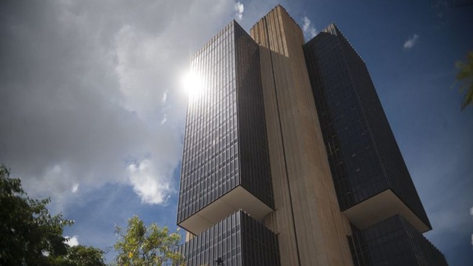 Juros do cheque especial e do cartão de crédito sobem no mês de novembro