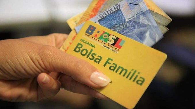 Beneficiários do Bolsa Família começam a receber décimo terceiro