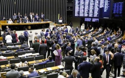 Deputados aprovam pensão mensal de um salário mínimo para crianças com microcefalia