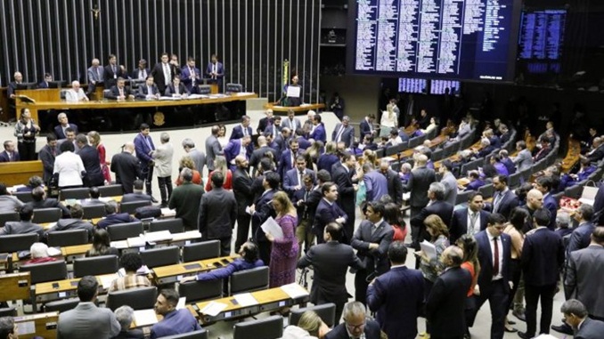 Deputados aprovam pensão mensal de um salário mínimo para crianças com microcefalia
