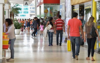 Confiança do consumidor fecha 2019 com queda de 1,4 ponto, diz FGV