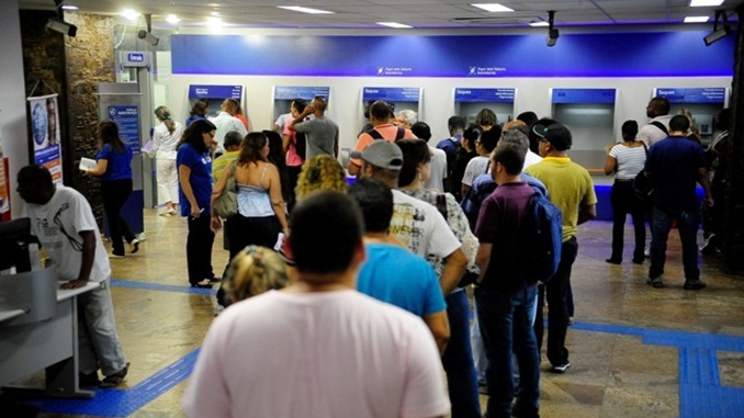 Nova lei do FGTS eleva para R$ 998 limite do saque imediato