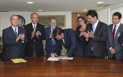 MÉDICOS PELO BRASIL: Presidente sanciona lei que levará 18 mil médicos para todo país