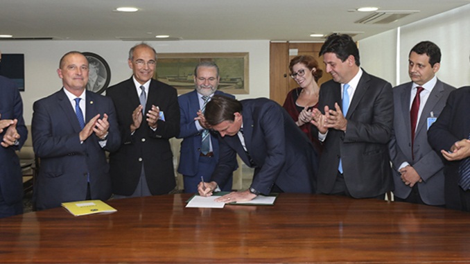 MÉDICOS PELO BRASIL: Presidente sanciona lei que levará 18 mil médicos para todo país