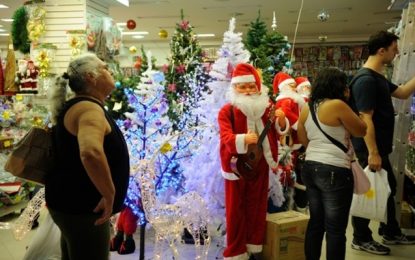 Um terço dos brasileiros devem comprar presentes no Natal mesmo com contas em atraso