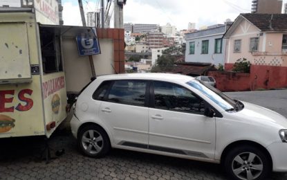 Carro atinge trailler próximo ao Fórum, em Barbacena