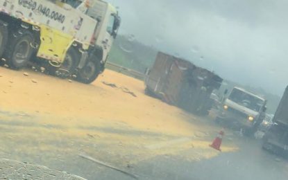 Carreta tomba na BR-040 próximo ao Roselanche, em Barbacena