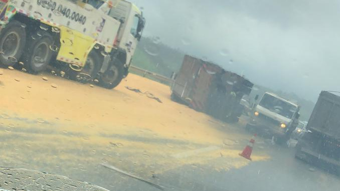 Carreta tomba na BR-040 próximo ao Roselanche, em Barbacena