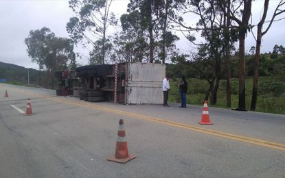 Carreta tomba na BR-040 causando o derramamento de carga