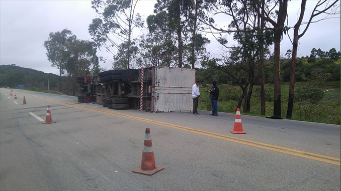 Carreta tomba na BR-040 causando o derramamento de carga