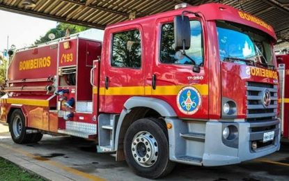 Temporal transbordou córrego e inundou imóveis em São João del Rei