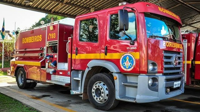 Temporal transbordou córrego e inundou imóveis em São João del Rei