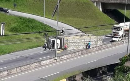 Caminhão tomba na BR-040 em Barbacena