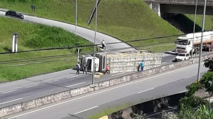 Caminhão tomba na BR-040 em Barbacena