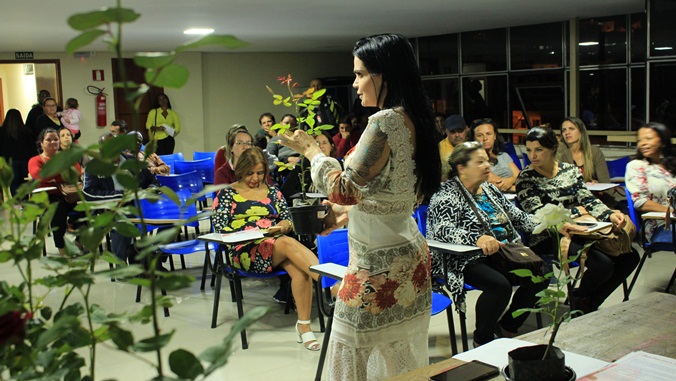 Centro Educacional Aprendiz distribui aproximadamente 150 mudas de rosas para os barbacenenses