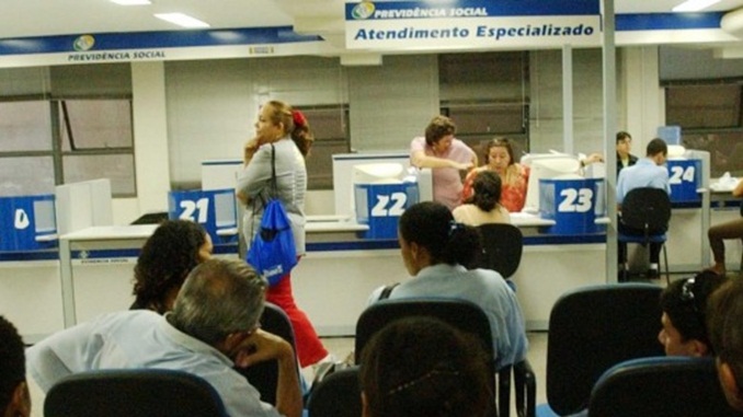 Presidente em exercício, Mourão assina decreto de convocação de militares inativos para funcionalismo público