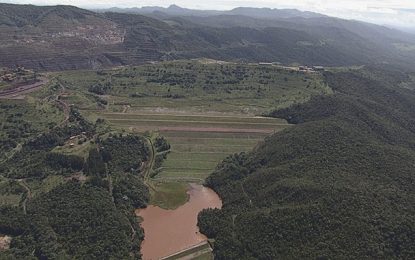 Famílias são retiradas de casa devido à risco de rompimento, em Macacos