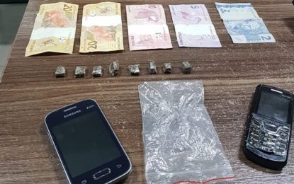 Polícia Militar apreende drogas na Praça Conde de Prados, em Barbacena