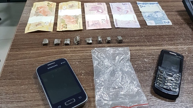 Polícia Militar apreende drogas na Praça Conde de Prados, em Barbacena