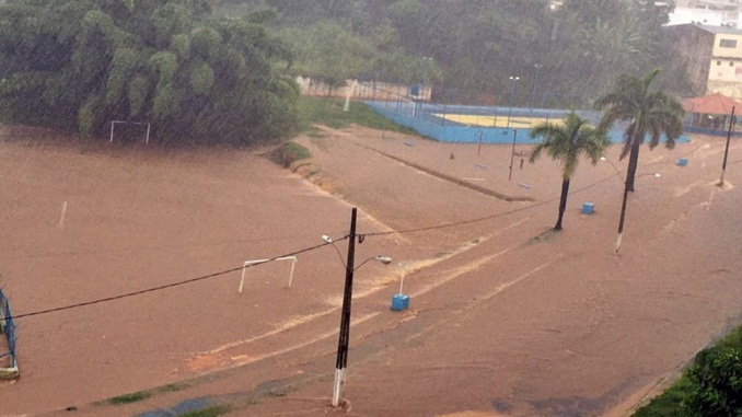 Chuvas causam estragos e deixam autoridades em alerta em todo o estado