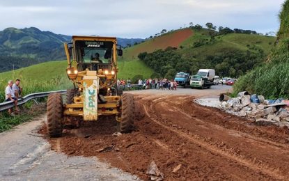 Estrada de Santa Bárbara do Tugúrio é liberada após tombamento de carreta