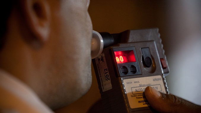 Ministério da saúde orienta a população a não consumir bebida alcoólica se for dirigir no Carnaval