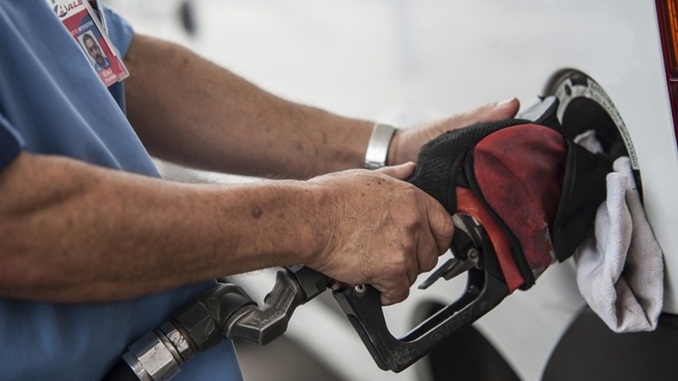 Gasolina e diesel ficaram mais baratos a partir deste sábado (29)