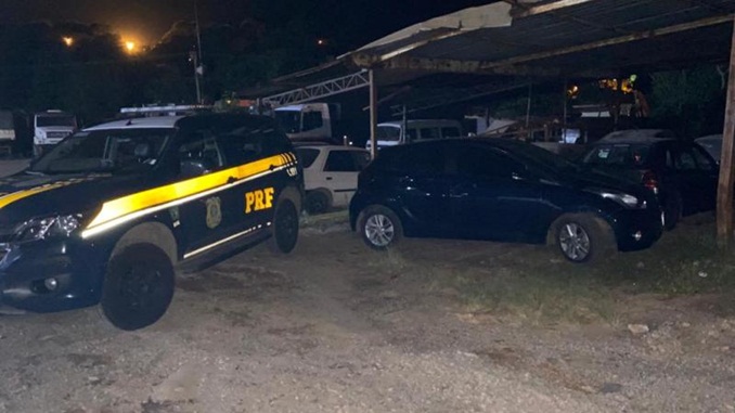 PRF recupera carro roubado no ES durante abordagem em João Monlevade (MG)