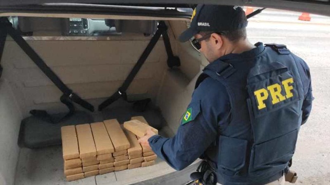 PRF apreende 180 tabletes de maconha em Juiz de Fora (MG)