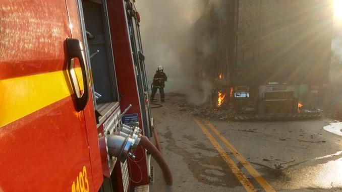 Carreta pega fogo e bombeiros são chamados para controlar chamas próximo a Santa Bárbara do Tugurio