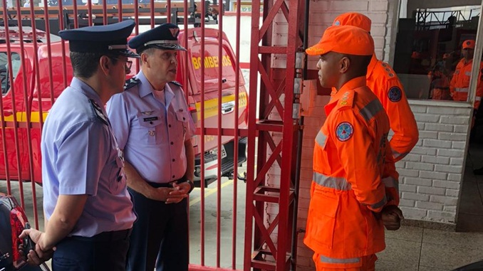 BOMBEIROS RECEBEM VISITA DE OFICIAL GENERAL DA AERONÁUTICA