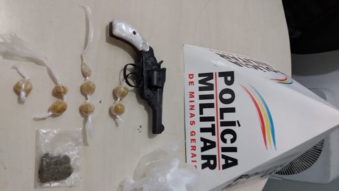 Polícia Militar apreende arma de fogo e drogas, em São João Del-Rei