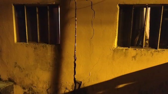 FAMÍLIA É  DESALOJADA DE RESIDÊNCIA QUE AMEAÇA DESABAR, EM BARBACENA